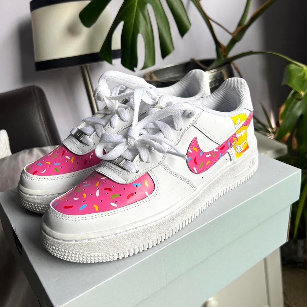 Brand new custom painted Simpon’s Air Force 1’s in women’s 7.5